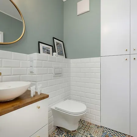 Spacious In With A Desk For Remote Work And A Balcony By Renters