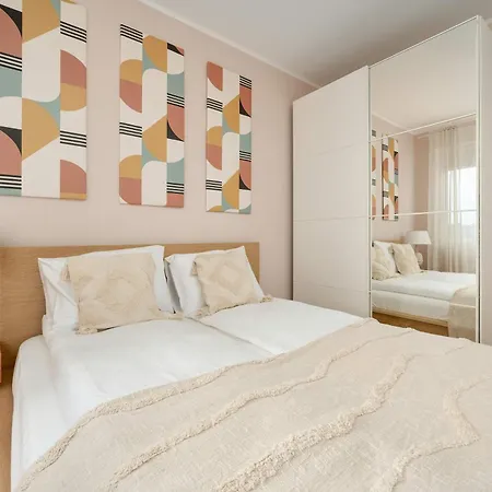 Spacious In With A Desk For Remote Work And A Balcony By Renters Appartamento
