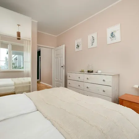 Spacious In With A Desk For Remote Work And A Balcony By Renters Appartamento Breslavia
