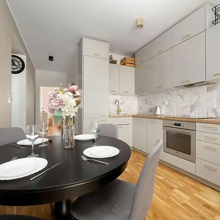 Spacious In With A Desk For Remote Work And A Balcony By Renters Appartamento